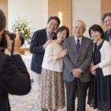 同窓会カメラマンの料金相場は？集合写真・スナップ撮影の費用と選び方