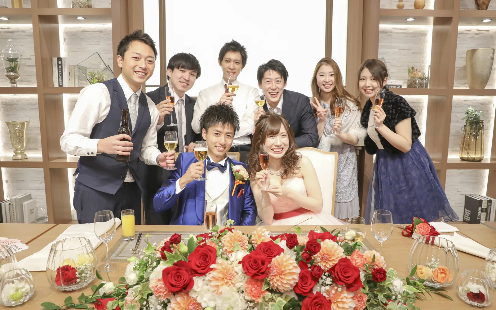 結婚式二次会でゲストに迎えられる新郎新婦