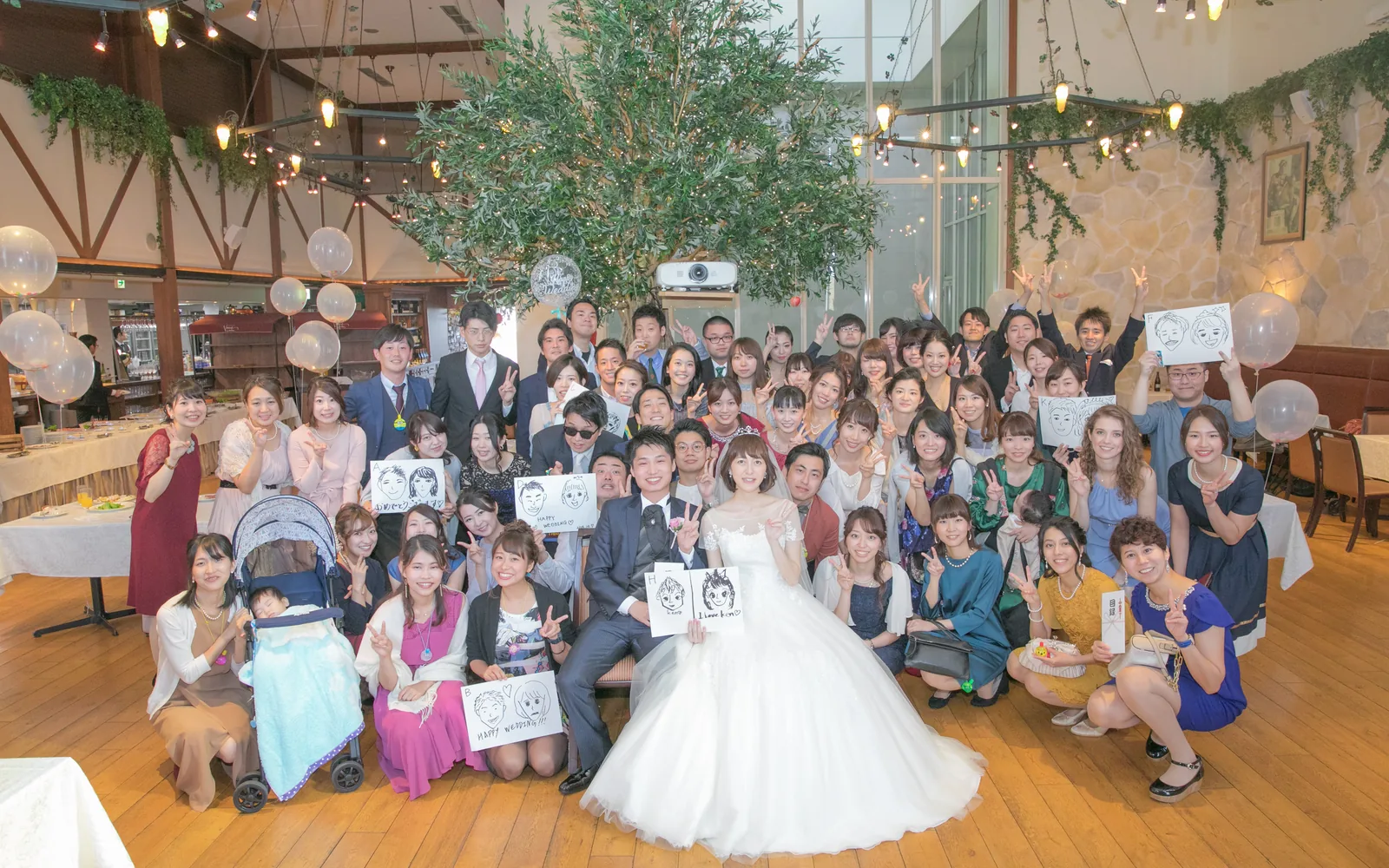 花に囲まれて笑顔を交わす新郎新婦