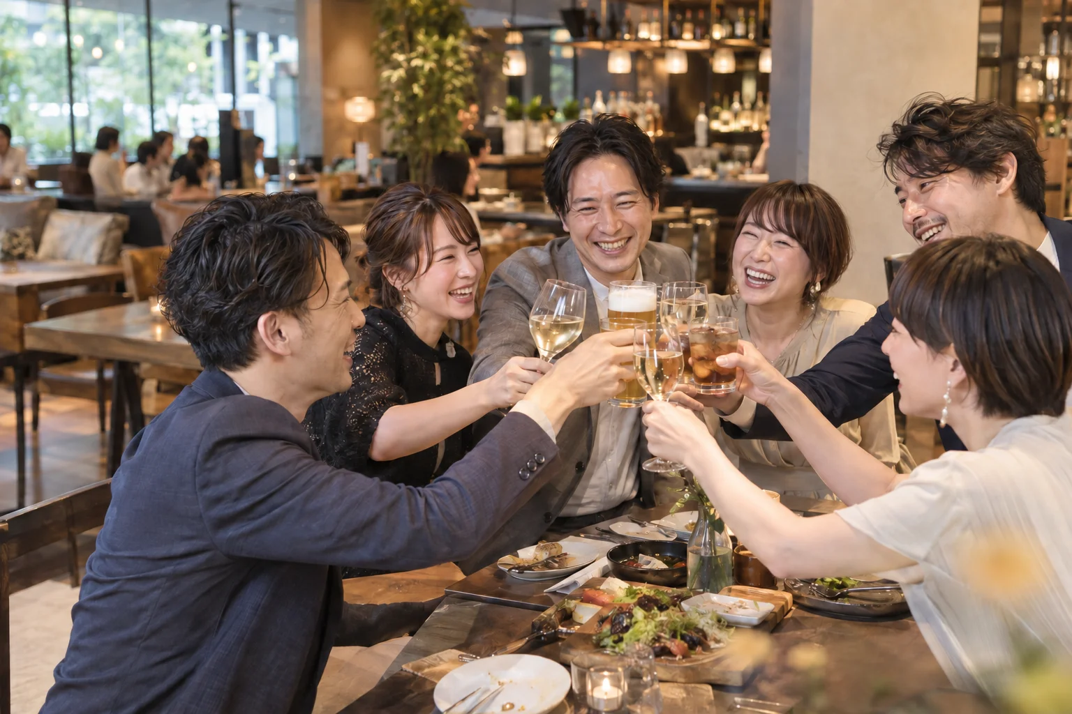 同窓会で再会した30代の男女が笑顔で乾杯するイメージ